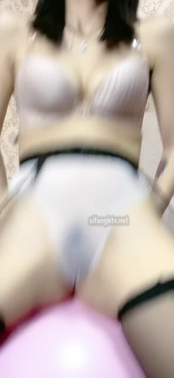 千元无上定制快手被封就开新号业内小有名气的网红女【敏爷燕儿】漏B漏脸激情顶胯大阴唇都跟着波动 截图1