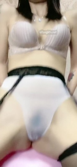 千元无上定制快手被封就开新号业内小有名气的网红女【敏爷燕儿】漏B漏脸激情顶胯大阴唇都跟着波动 截图2