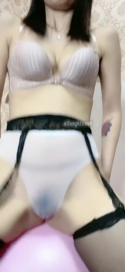 千元无上定制快手被封就开新号业内小有名气的网红女【敏爷燕儿】漏B漏脸激情顶胯大阴唇都跟着波动 截图4