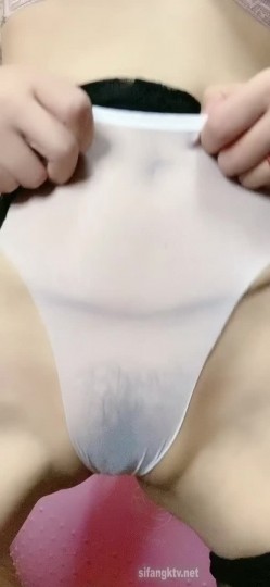 千元无上定制快手被封就开新号业内小有名气的网红女【敏爷燕儿】漏B漏脸激情顶胯大阴唇都跟着波动 截图8