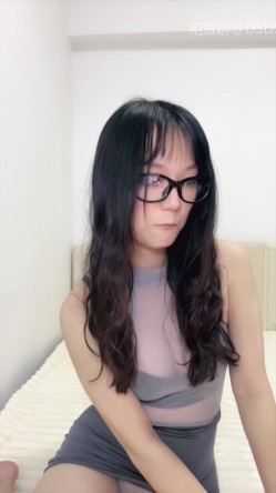 眼镜校花 十个眼镜九个骚 闷骚型丝袜大长腿舌钉口爆啪啪 截图1