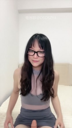 眼镜校花 十个眼镜九个骚 闷骚型丝袜大长腿舌钉口爆啪啪 截图2