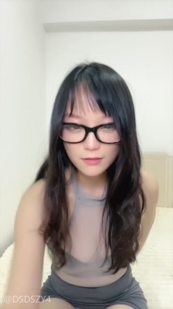 眼镜校花 十个眼镜九个骚 闷骚型丝袜大长腿舌钉口爆啪啪 截图12
