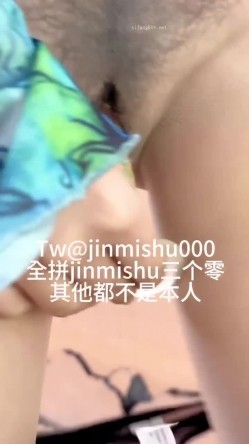 《最新流出 ️露出女神》极品大长腿苗条身材阴钉骚妻【金秘书】福利完结，公园超市各种人前露出放尿啪啪紫薇，相当过瘾 截图11