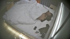 酒店偷拍年轻小伙把女友的逼逼擦干净狂舔后各种体位疯狂撞击干完不忘给逼逼拍照 截图5