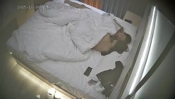酒店偷拍年轻小伙把女友的逼逼擦干净狂舔后各种体位疯狂撞击干完不忘给逼逼拍照 截图7