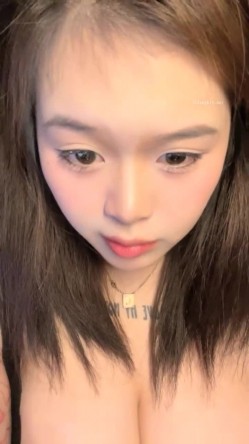 兄弟们！全网最大奶子来了~【甜甜甜甜圈】奶控专属~！这是我见过最大的奶子了~！挺漂亮的 截图3