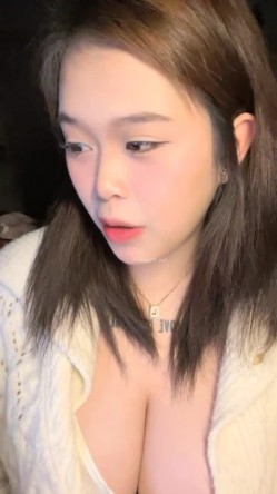 兄弟们！全网最大奶子来了~【甜甜甜甜圈】奶控专属~！这是我见过最大的奶子了~！挺漂亮的 截图5