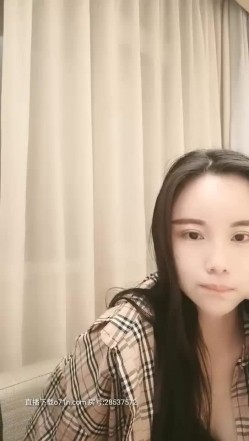 三女VS几男秀高颜值美女多人群P啪啪，穿上黑丝双女舌吻口交后入大力猛操 截图1