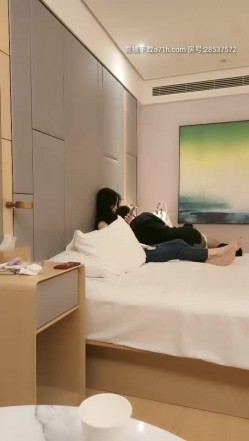 三女VS几男秀高颜值美女多人群P啪啪，穿上黑丝双女舌吻口交后入大力猛操 截图3