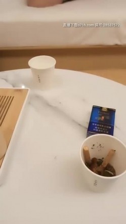 三女VS几男秀高颜值美女多人群P啪啪，穿上黑丝双女舌吻口交后入大力猛操 截图5