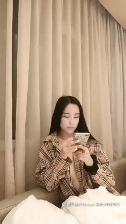 三女VS几男秀高颜值美女多人群P啪啪，穿上黑丝双女舌吻口交后入大力猛操 截图11