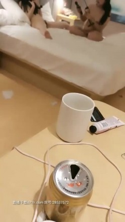 三女VS几男秀高颜值美女多人群P啪啪，穿上黑丝双女舌吻口交后入大力猛操 截图15