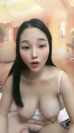 【白猫女神】颜值不错的哺乳期妹子有着皮球大小的乳房，用挤奶器挤出白人奶 截图9