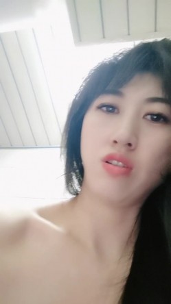 两个极品轻熟女，白虎骚穴绝美一线天，大战单男幸福至极 截图2