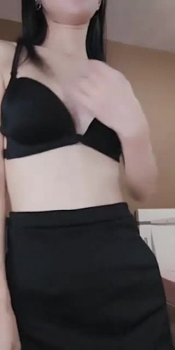 高颜值身材苗条长发美女主播第十八季 黑丝短裙用笔摩擦道具自慰出白浆 截图3