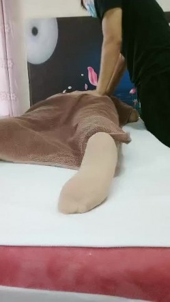 《养之道女子私密保养按摩会所》大屁股少妇被按出感觉主动要吃J8女上位快速上下运动搞出好多水 截图1