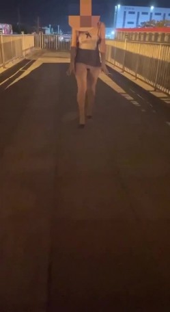 震撼流出，推特绿帽癖博主【淫妻作乐】私拍，找到相同癖好兄弟玩换妻游戏，大奶老婆送野男人肏无套开干 截图1