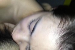 半夜嫂子上床来找我，鸡巴舔的硬得不行，也宾馆自己里面有大哥的精液拉出大屌就往自己下面塞 截图14
