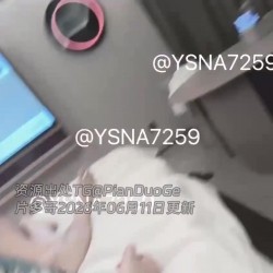 推特反差母狗淫妻「亚丝娜」古装碎花情趣多人乱交，回家3P轮流操，鸡巴插进她湿逼猛干高潮叫不停，床上喷满白浊精液 截图13