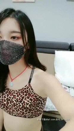 北京车模墨镜骚女和炮友啪啪，豹纹内衣开档黑丝翘屁股舔逼，上位骑乘道具假吊自慰 截图1