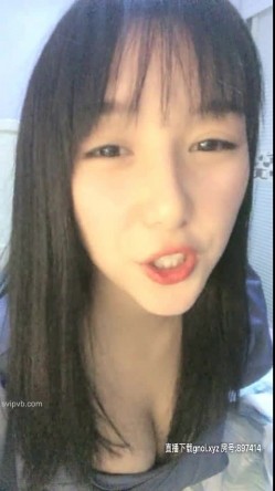 高颜值苹果女孩，秀舌头的吻功，看那火烈的舌吻真想吻她，太诱惑啦，揉奶漏逼，清纯的脸蛋想强上她的冲动！ 截图2