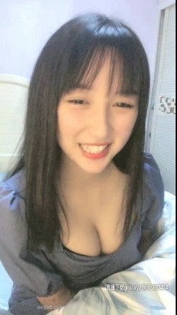 高颜值苹果女孩，秀舌头的吻功，看那火烈的舌吻真想吻她，太诱惑啦，揉奶漏逼，清纯的脸蛋想强上她的冲动！ 截图3