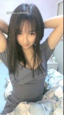 高颜值苹果女孩，秀舌头的吻功，看那火烈的舌吻真想吻她，太诱惑啦，揉奶漏逼，清纯的脸蛋想强上她的冲动！ 截图5