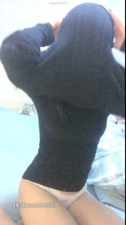 高颜值苹果女孩，秀舌头的吻功，看那火烈的舌吻真想吻她，太诱惑啦，揉奶漏逼，清纯的脸蛋想强上她的冲动！ 截图12