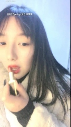 高颜值苹果女孩，秀舌头的吻功，看那火烈的舌吻真想吻她，太诱惑啦，揉奶漏逼，清纯的脸蛋想强上她的冲动！ 截图14