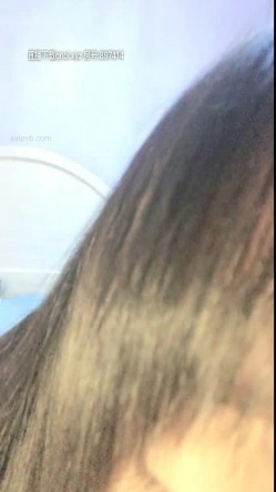 高颜值苹果女孩，秀舌头的吻功，看那火烈的舌吻真想吻她，太诱惑啦，揉奶漏逼，清纯的脸蛋想强上她的冲动！ 截图15
