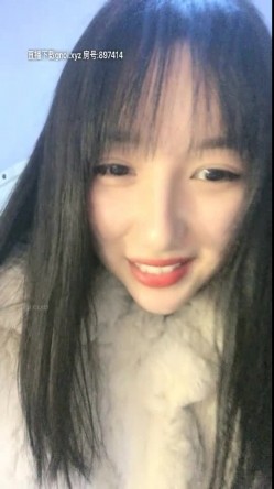 高颜值苹果女孩，秀舌头的吻功，看那火烈的舌吻真想吻她，太诱惑啦，揉奶漏逼，清纯的脸蛋想强上她的冲动！ 截图16