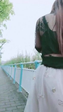 剧情演绎两个少妇忽悠小哥去爬山驾车野外双飞，喜不喜欢钻洞丁字裤勒逼，地上铺上垫子开操，口交上位骑坐猛操 截图3
