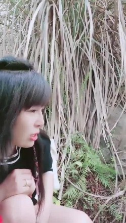 剧情演绎两个少妇忽悠小哥去爬山驾车野外双飞，喜不喜欢钻洞丁字裤勒逼，地上铺上垫子开操，口交上位骑坐猛操 截图7