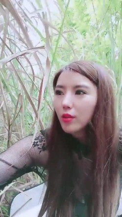 剧情演绎两个少妇忽悠小哥去爬山驾车野外双飞，喜不喜欢钻洞丁字裤勒逼，地上铺上垫子开操，口交上位骑坐猛操 截图10