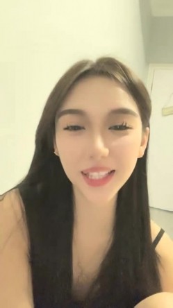 明星脸，几万粉丝的小网红【偷走一头猪】清秀女神~长腿骚舞~道具黑牛~逼会下蛋，走在街上回头率肯定高！ 截图1
