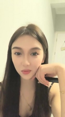 明星脸，几万粉丝的小网红【偷走一头猪】清秀女神~长腿骚舞~道具黑牛~逼会下蛋，走在街上回头率肯定高！ 截图2