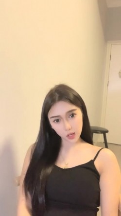 明星脸，几万粉丝的小网红【偷走一头猪】清秀女神~长腿骚舞~道具黑牛~逼会下蛋，走在街上回头率肯定高！ 截图3