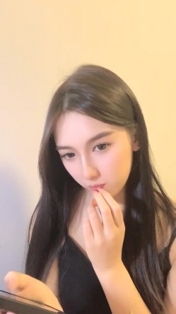明星脸，几万粉丝的小网红【偷走一头猪】清秀女神~长腿骚舞~道具黑牛~逼会下蛋，走在街上回头率肯定高！ 截图9