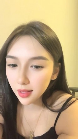 明星脸，几万粉丝的小网红【偷走一头猪】清秀女神~长腿骚舞~道具黑牛~逼会下蛋，走在街上回头率肯定高！ 截图15