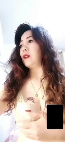 抖音 骚姨 ：梅花不定时直播 。越老越有味道，每天和阿姨裸聊，揉着胸自慰，太骚了 截图1