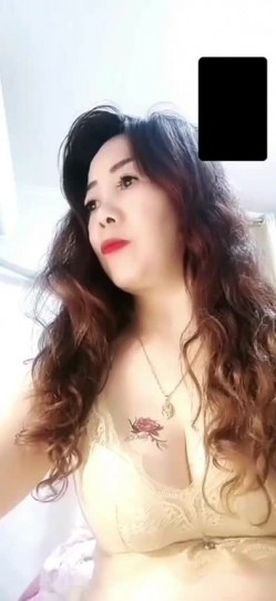 抖音 骚姨 ：梅花不定时直播 。越老越有味道，每天和阿姨裸聊，揉着胸自慰，太骚了 截图2