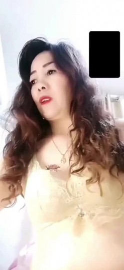 抖音 骚姨 ：梅花不定时直播 。越老越有味道，每天和阿姨裸聊，揉着胸自慰，太骚了 截图6