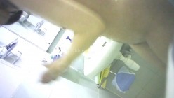浴室偷藏摄像头拍粉红色真理裤表妹洗澡 好像还手淫了一会 截图14