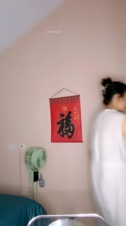 年度精品人妻，喜欢姐姐这一款的不要错过，【随便问问是谁】，超骚，风情万种，年轻时候肯定是个大美女，家中自慰，媚态万千强烈推荐 截图1