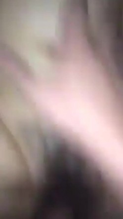 操漂亮少妇 注意音量 不然隔壁听到会吓一跳 以为是强奸 叫声像狼嚎 截图4