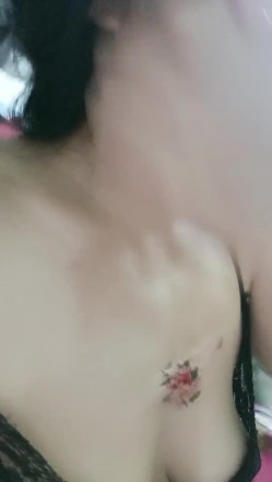 母子之间激情啪啪，丝袜足交撸起鸡巴直接上位开草，让小哥无套各种体位暴力抽插，直接内射给狼友看特写中出 截图10