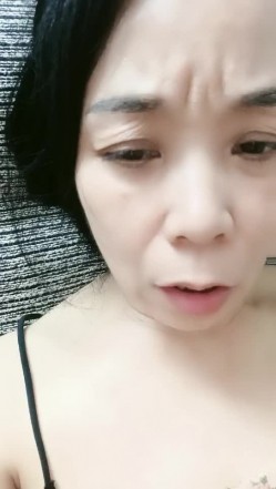 母子之间激情啪啪，丝袜足交撸起鸡巴直接上位开草，让小哥无套各种体位暴力抽插，直接内射给狼友看特写中出 截图11