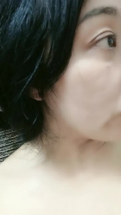 母子之间激情啪啪，丝袜足交撸起鸡巴直接上位开草，让小哥无套各种体位暴力抽插，直接内射给狼友看特写中出 截图12
