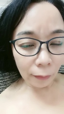母子之间激情啪啪，丝袜足交撸起鸡巴直接上位开草，让小哥无套各种体位暴力抽插，直接内射给狼友看特写中出 截图13